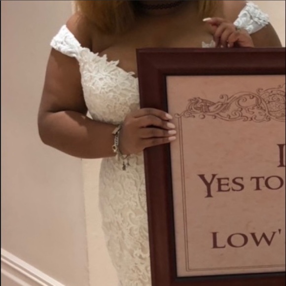 Off the shoulder ivory wedding dress! Size 20 never been worn or Alter’d. - Picture 5 of 6